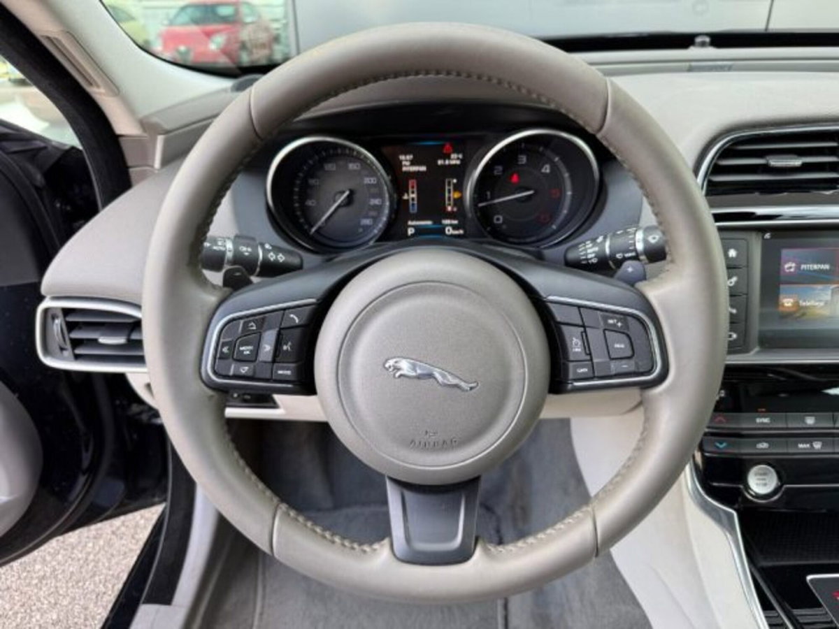 Jaguar XE 2.0 D Turbo 180CV aut. Prestige (11)