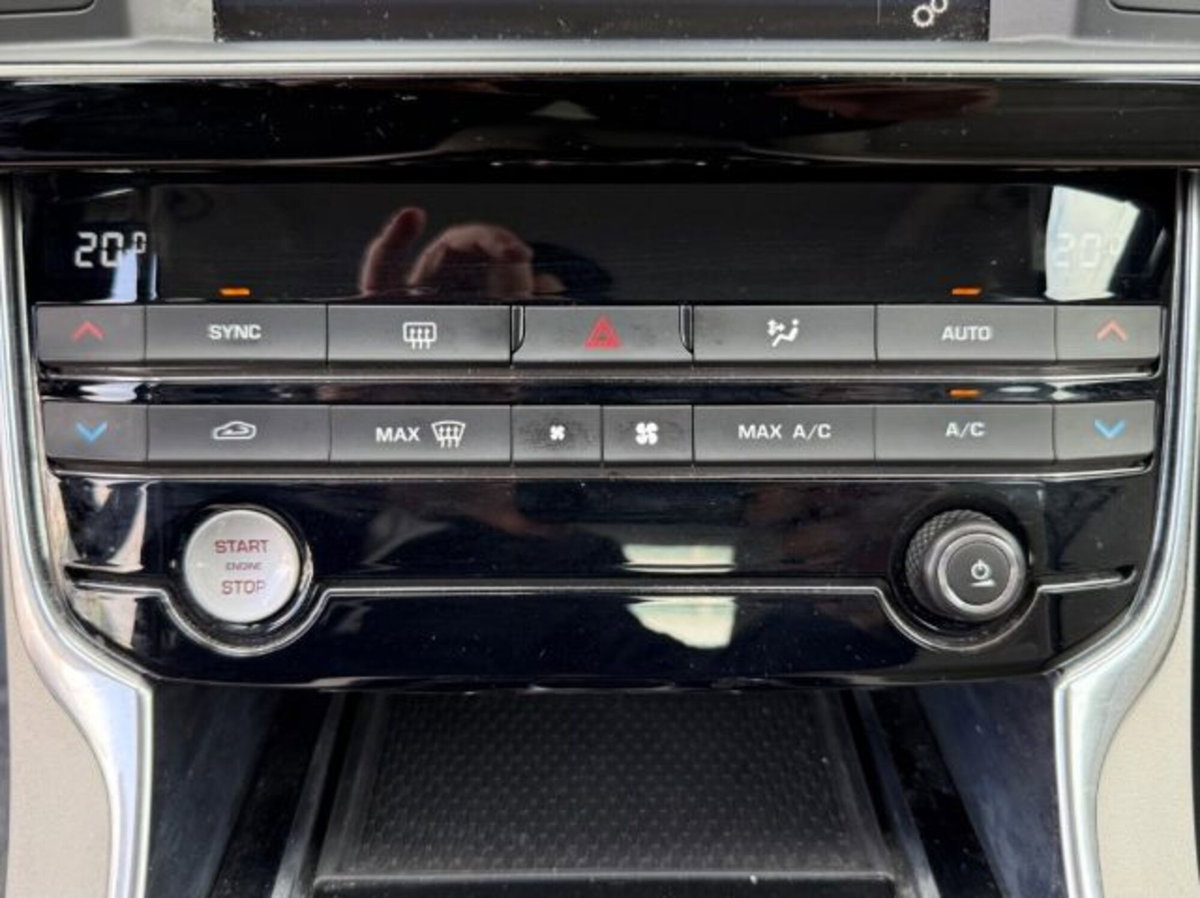 Jaguar XE 2.0 D Turbo 180CV aut. Prestige (16)