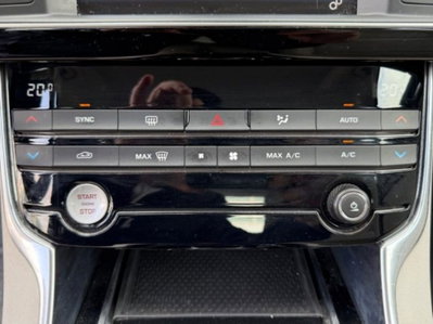 Jaguar XE 2.0 D Turbo 180CV aut. Prestige (16)