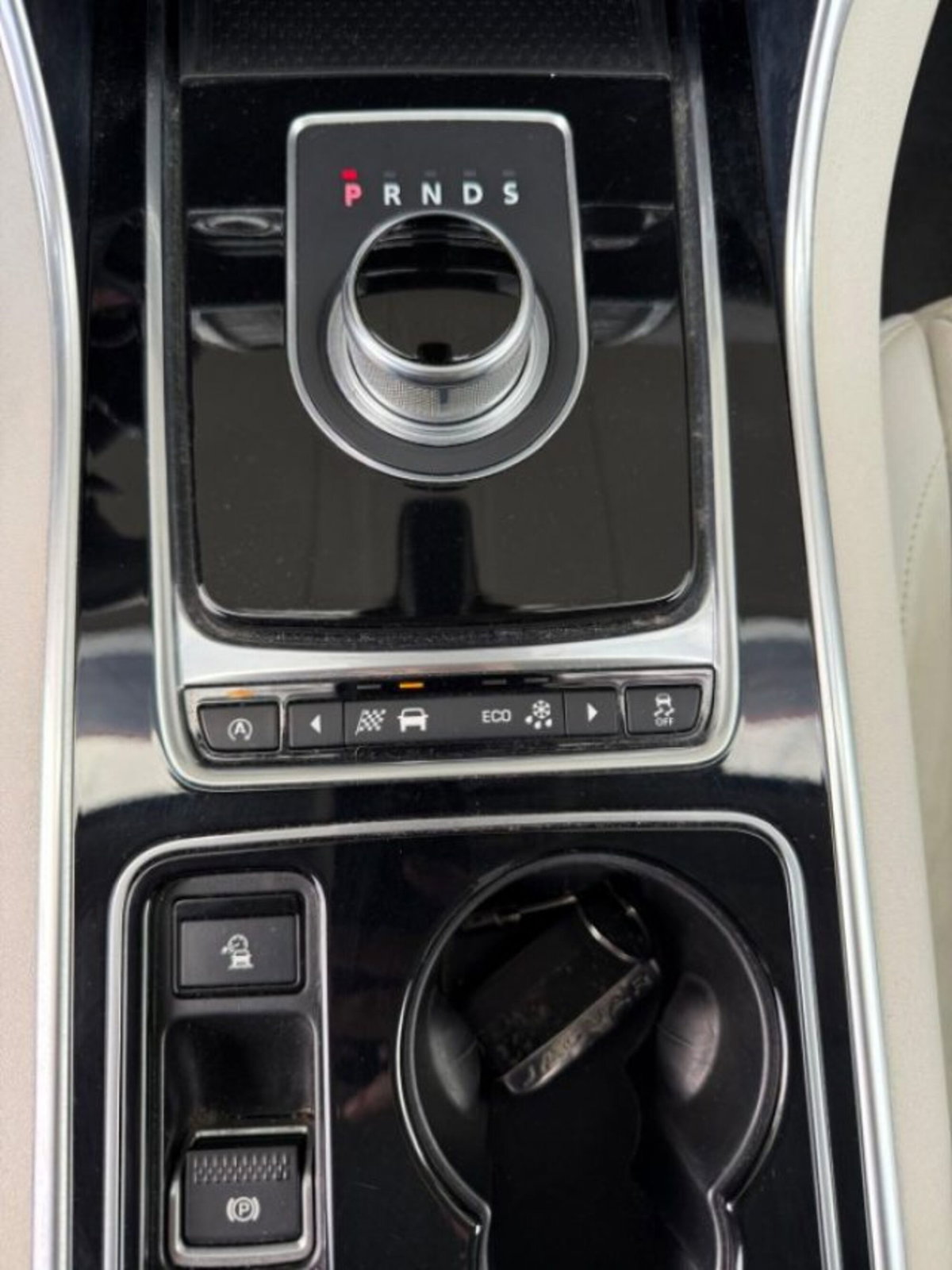 Jaguar XE 2.0 D Turbo 180CV aut. Prestige (17)