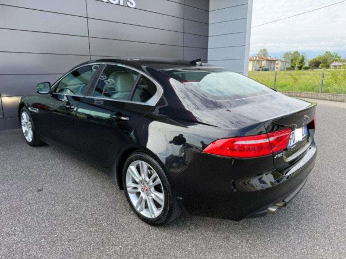 Jaguar XE 2.0 D Turbo 180CV aut. Prestige (4)
