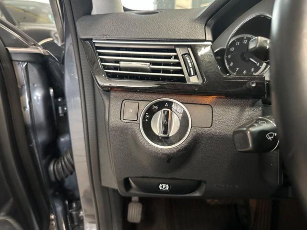 Mercedes-Benz Classe E Station Wagon 200 CGI BlueEFFICIENCY Avantgarde (18)