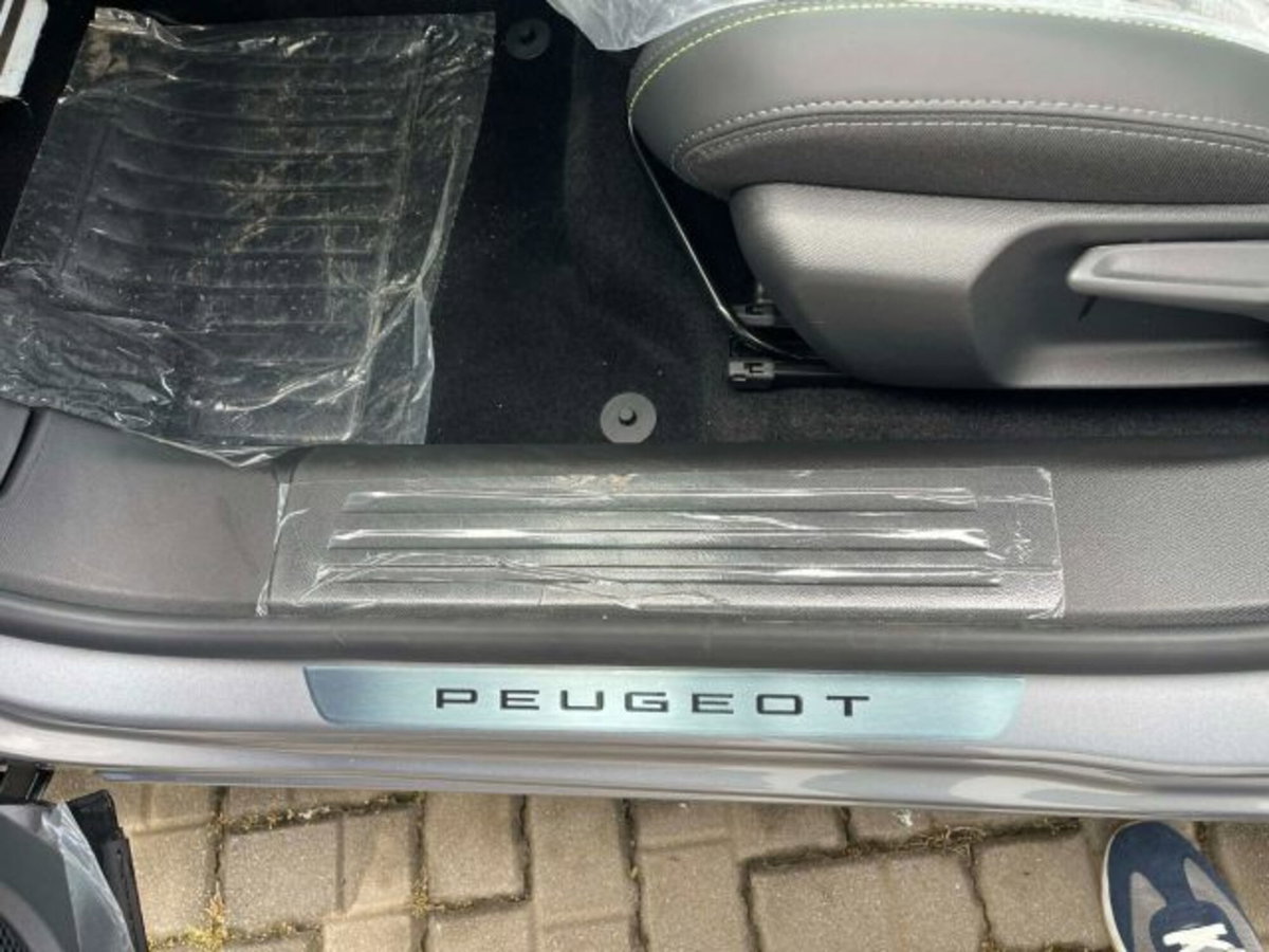 Peugeot 2008 1.2 hybrid GT Exclusive 145cv e-dcs6 (8)