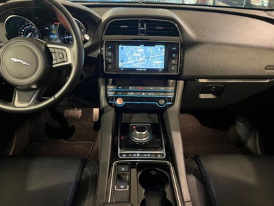 Jaguar F-Pace 2.0 D 180 CV AWD Prestige (10)