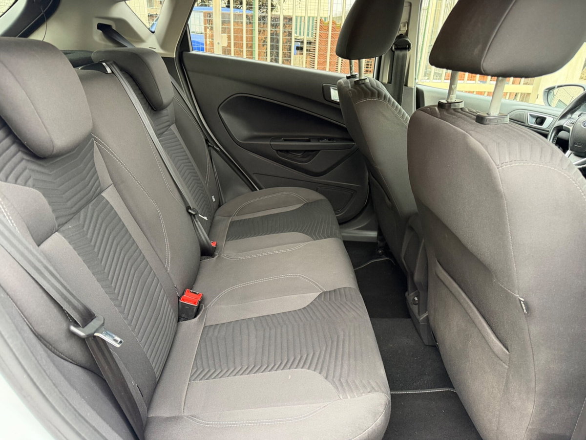 Ford Fiesta 1.4 16V 5p. Titanium (11)