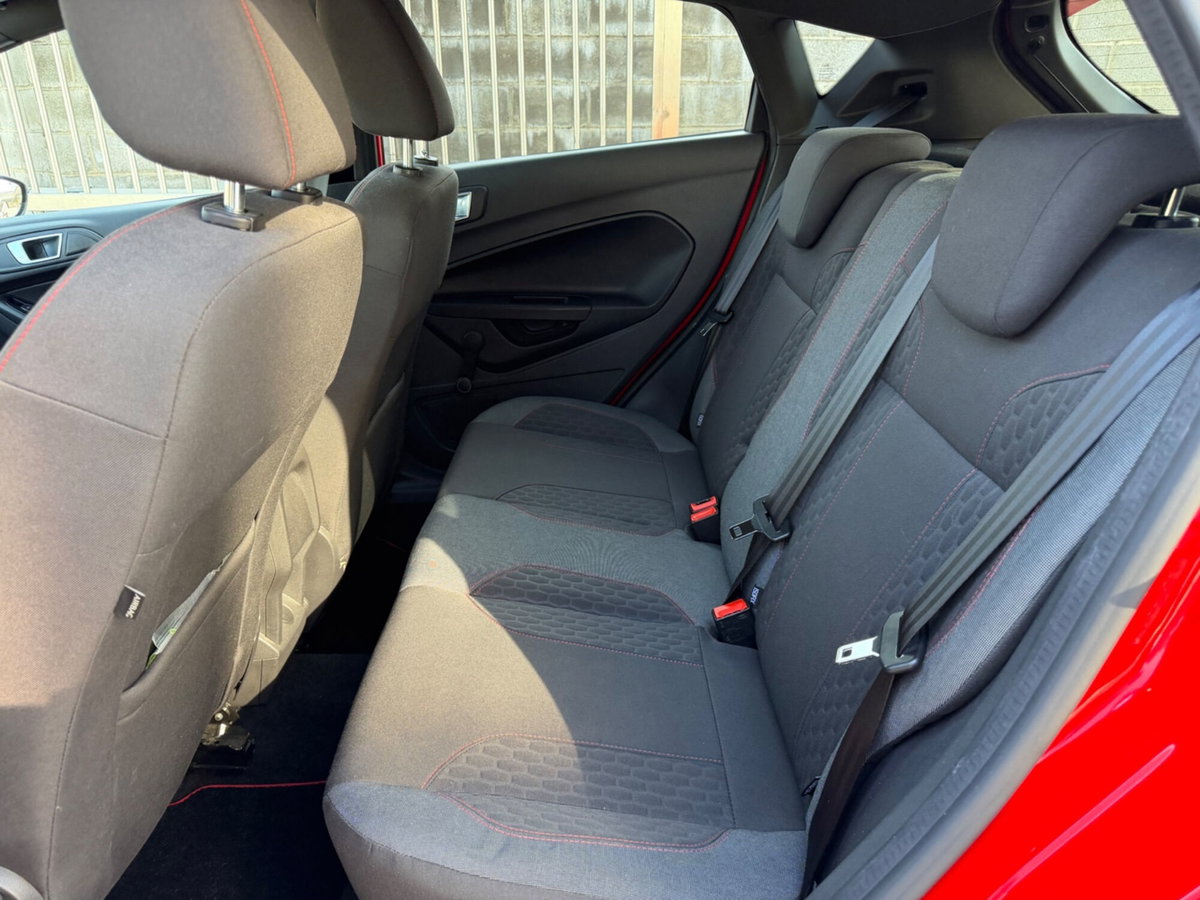 Ford Fiesta 1.5 TDCi 75CV 5 porte ST-Line (10)