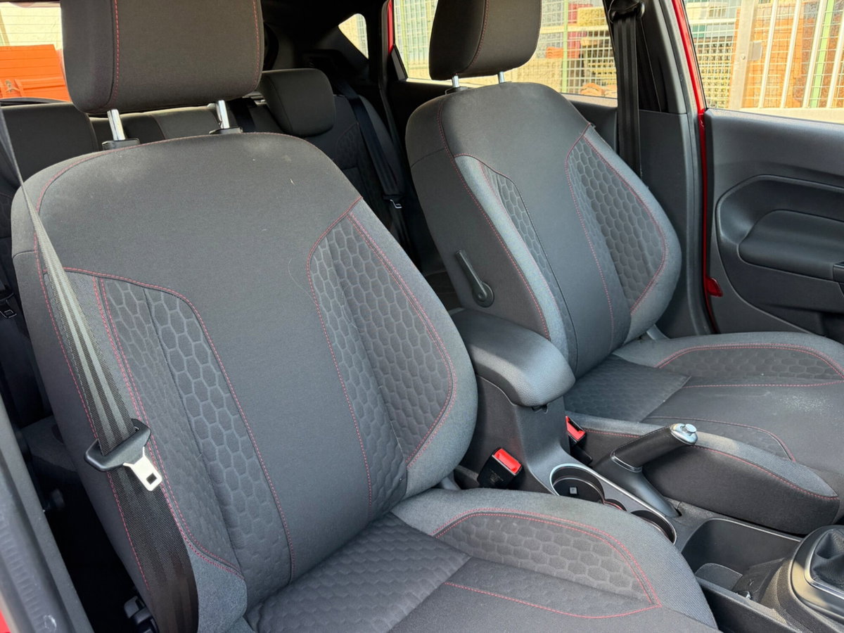 Ford Fiesta 1.5 TDCi 75CV 5 porte ST-Line (12)