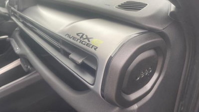 Jeep Avenger 1.2 turbo e-hybrid mhev Upland 4xe 145cv edct6 (16)