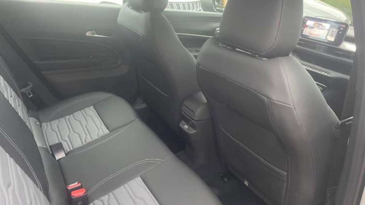 Jeep Avenger 1.2 turbo e-hybrid mhev Upland 4xe 145cv edct6 (8)