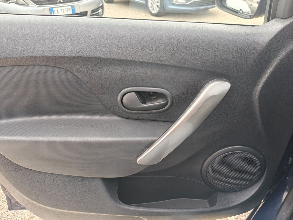 Dacia Sandero 1.5 dCi 8V 75CV Start&Stop SS Lauréate Family N1 (14)