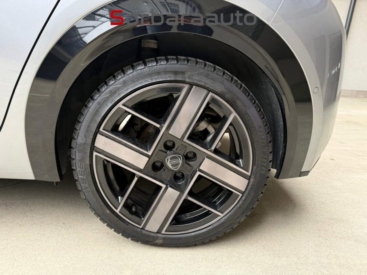 Lancia Ypsilon 54kWh LX 156cv (11)
