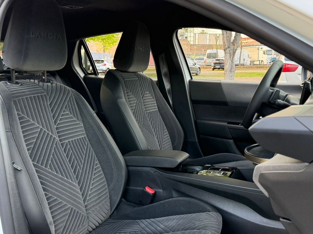 Lancia Ypsilon 1.2 mhev LX 110cv e-dct (11)