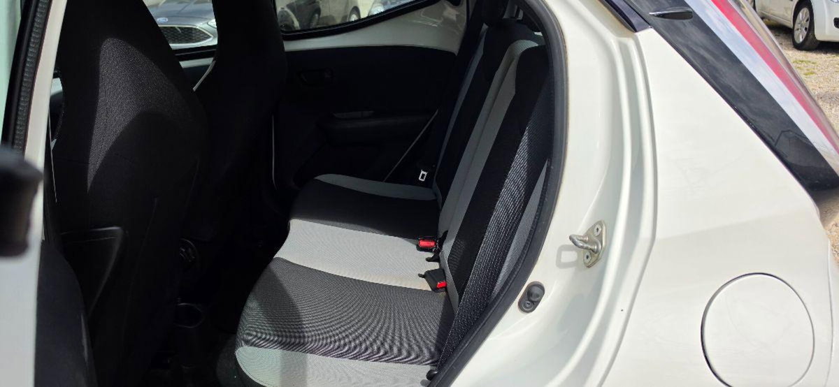 Toyota Aygo 1.0 VVT-i 69 CV 5 porte x-play (12)