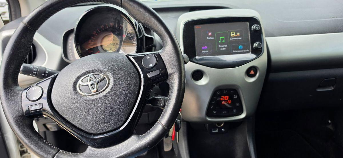 Toyota Aygo 1.0 VVT-i 69 CV 5 porte x-play (13)