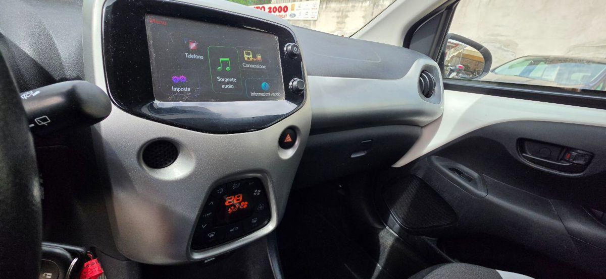Toyota Aygo 1.0 VVT-i 69 CV 5 porte x-play (14)