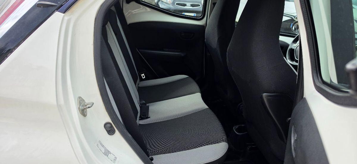 Toyota Aygo 1.0 VVT-i 69 CV 5 porte x-play (16)