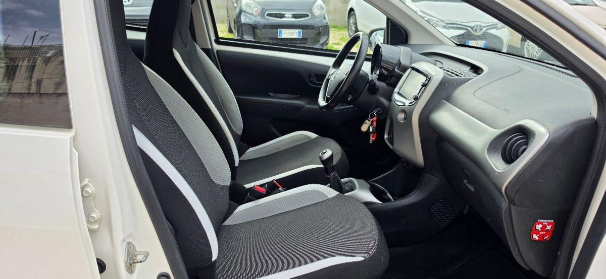 Toyota Aygo 1.0 VVT-i 69 CV 5 porte x-play (17)