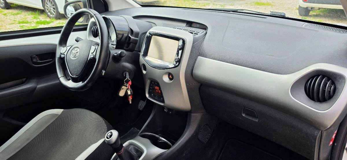 Toyota Aygo 1.0 VVT-i 69 CV 5 porte x-play (18)