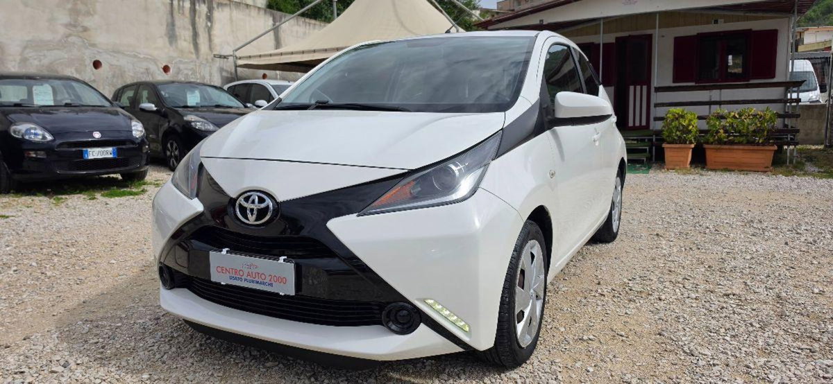 Toyota Aygo 1.0 VVT-i 69 CV 5 porte x-play (2)