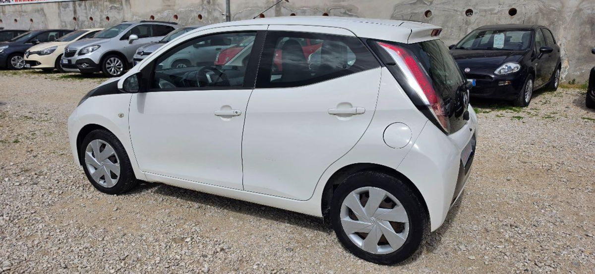 Toyota Aygo 1.0 VVT-i 69 CV 5 porte x-play (4)