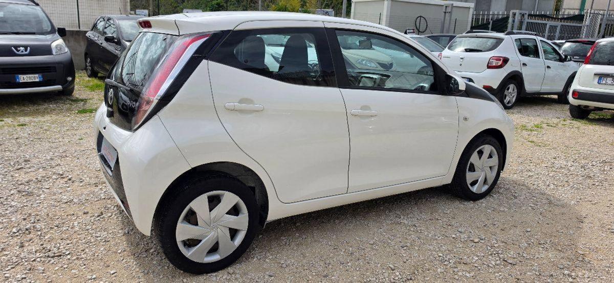 Toyota Aygo 1.0 VVT-i 69 CV 5 porte x-play (7)