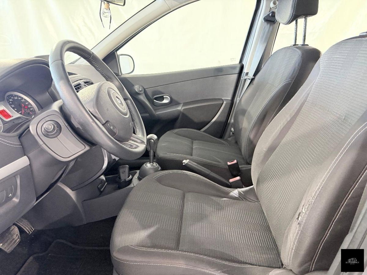 Renault Clio 1.2 16V 5 porte Dynamique (8)