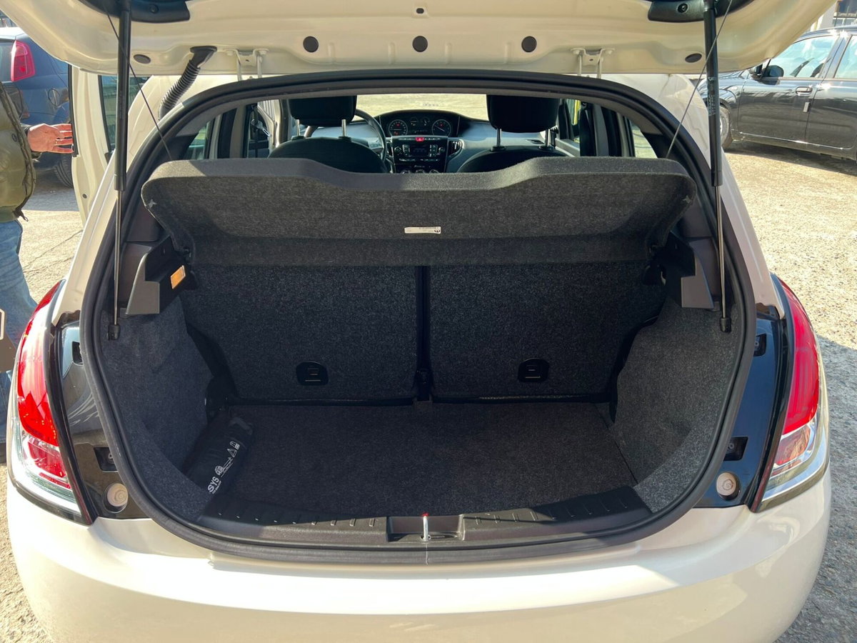 Lancia Ypsilon 1.0 FireFly 5 porte S&S Hybrid Ecochic Silver (13)