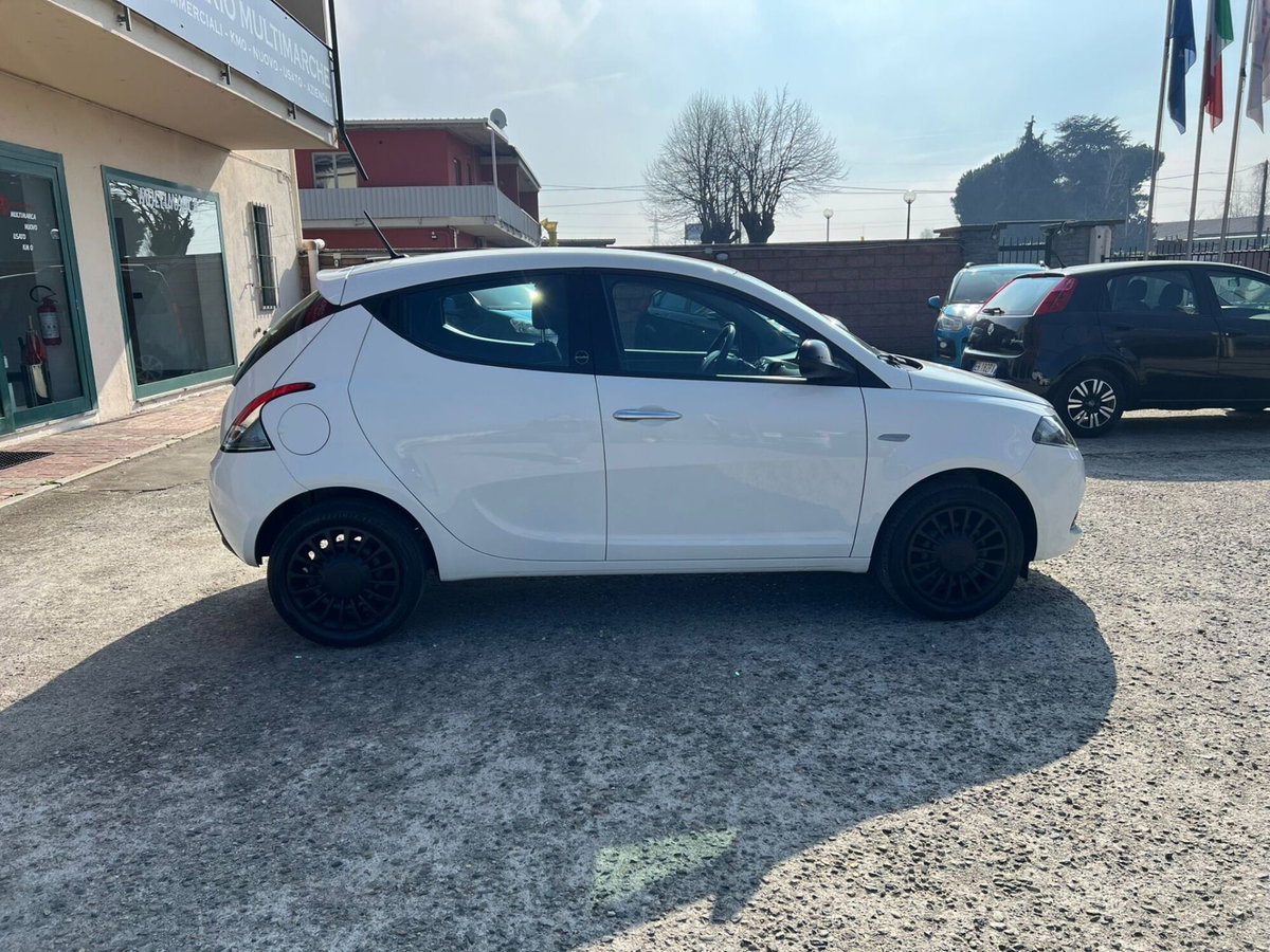 Lancia Ypsilon 1.0 FireFly 5 porte S&S Hybrid Ecochic Silver (3)