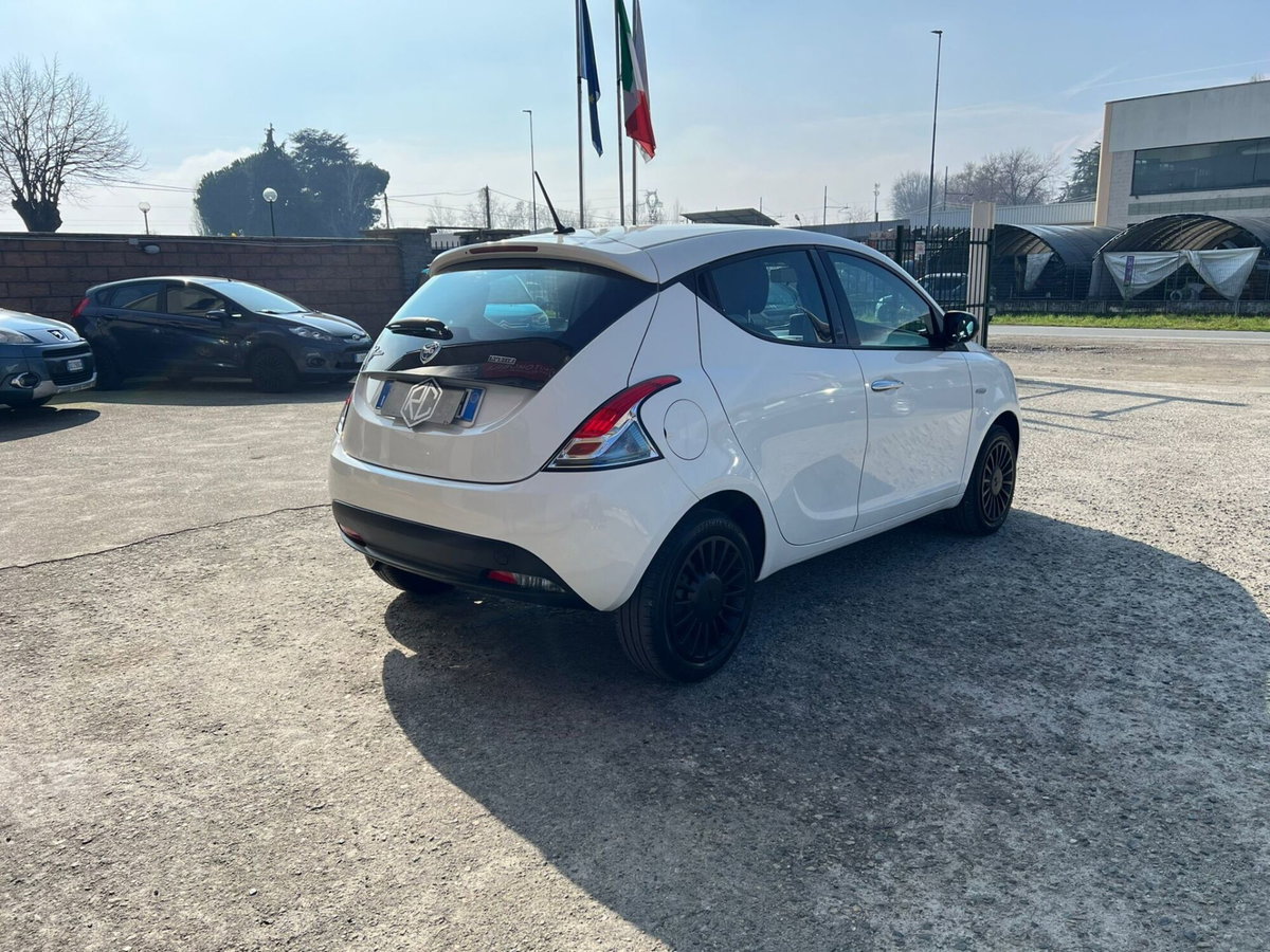 Lancia Ypsilon 1.0 FireFly 5 porte S&S Hybrid Ecochic Silver (4)