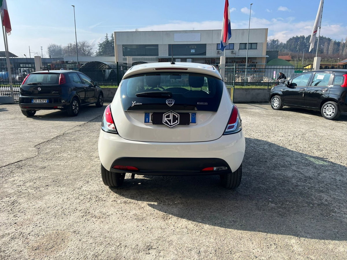 Lancia Ypsilon 1.0 FireFly 5 porte S&S Hybrid Ecochic Silver (5)