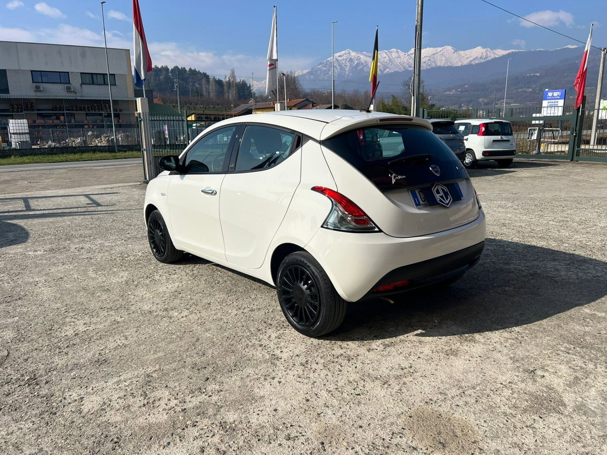 Lancia Ypsilon 1.0 FireFly 5 porte S&S Hybrid Ecochic Silver (6)