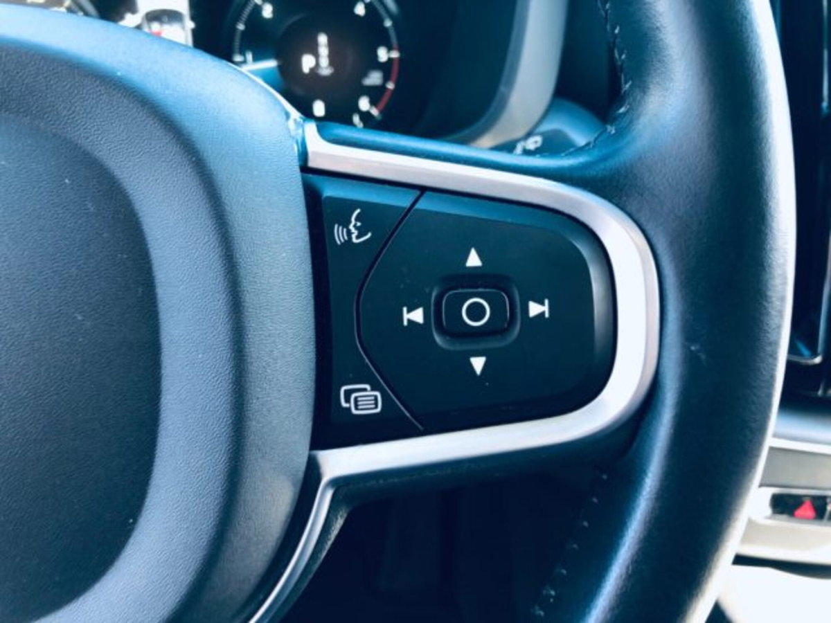 Volvo XC60 B4 (d) AWD Geartronic Momentum Pro (16)
