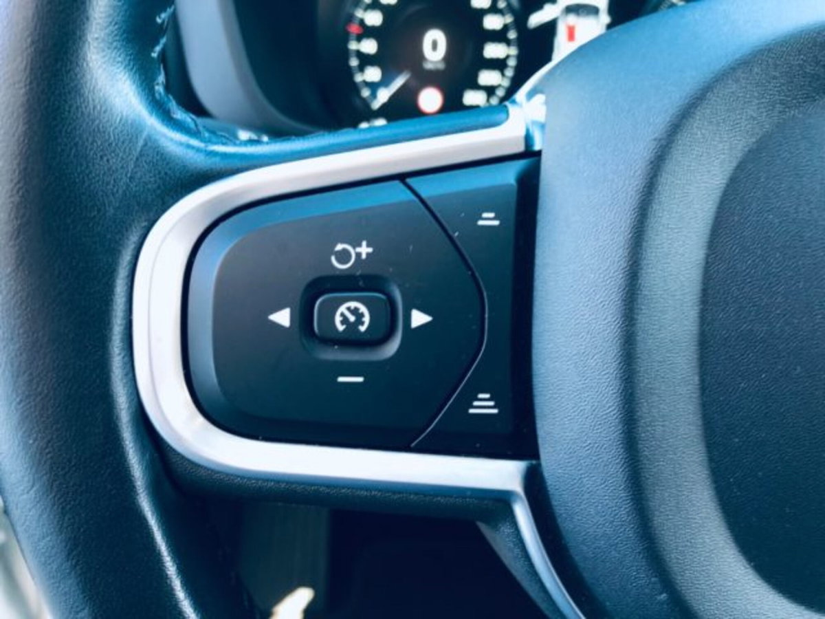 Volvo XC60 B4 (d) AWD Geartronic Momentum Pro (17)