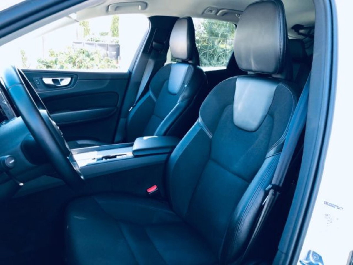 Volvo XC60 B4 (d) AWD Geartronic Momentum Pro (18)
