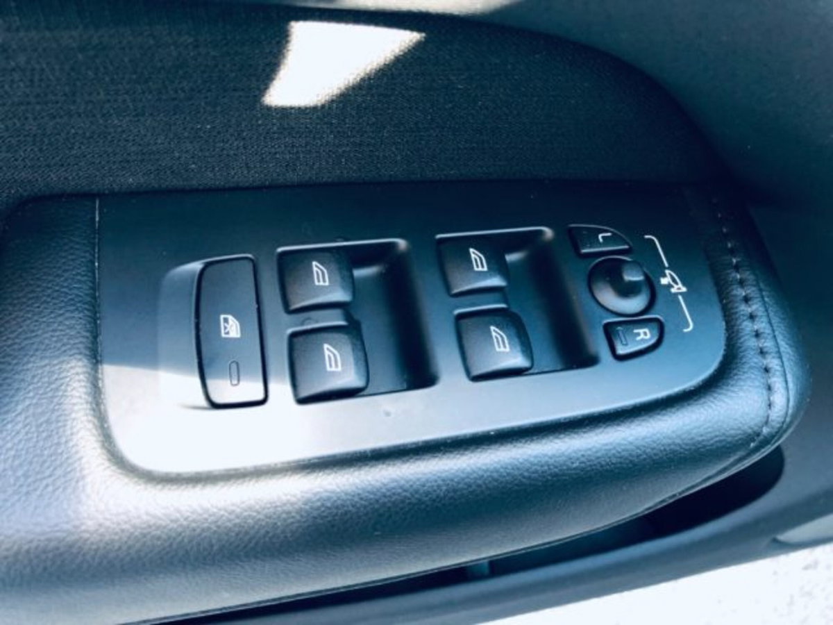 Volvo XC60 B4 (d) AWD Geartronic Momentum Pro (20)