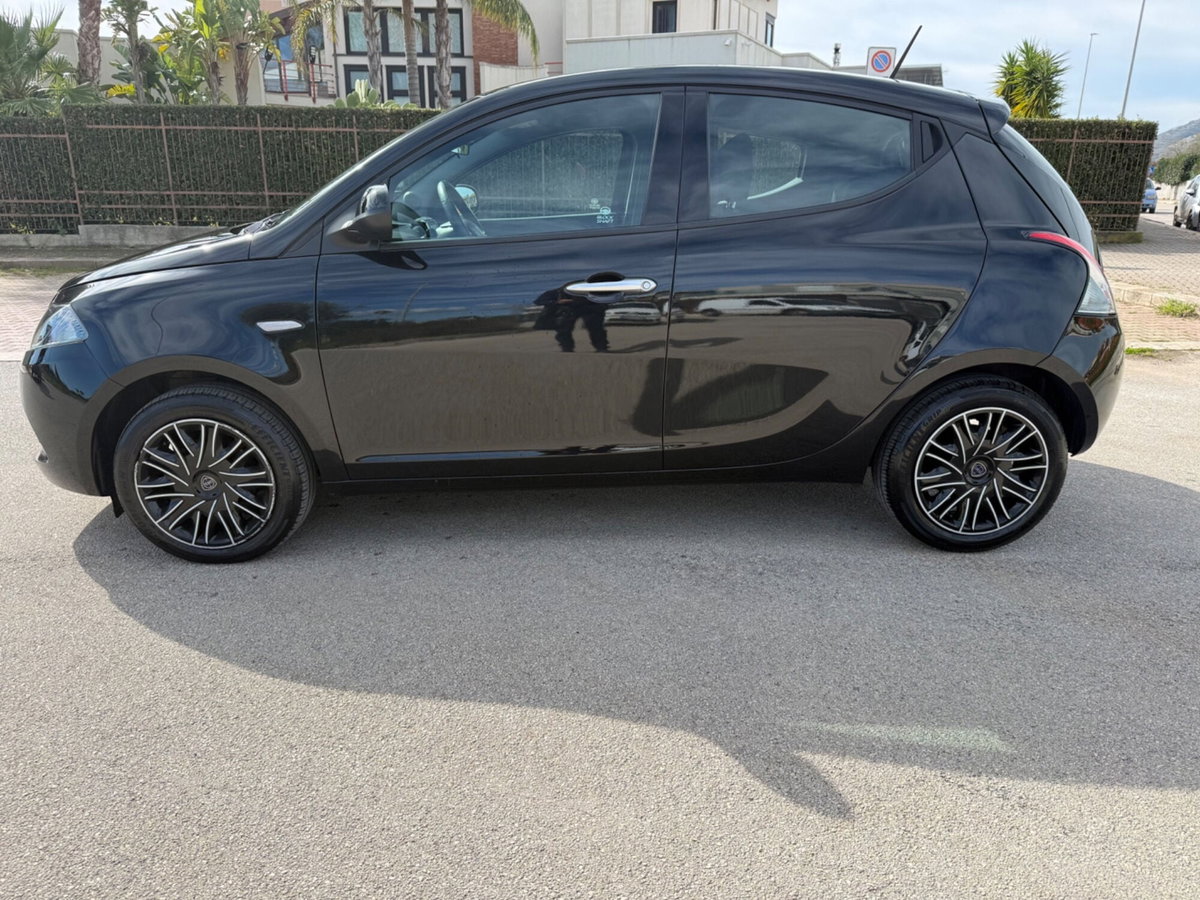 Lancia Ypsilon 1.0 FireFly 5 porte S&S Hybrid Ecochic Silver