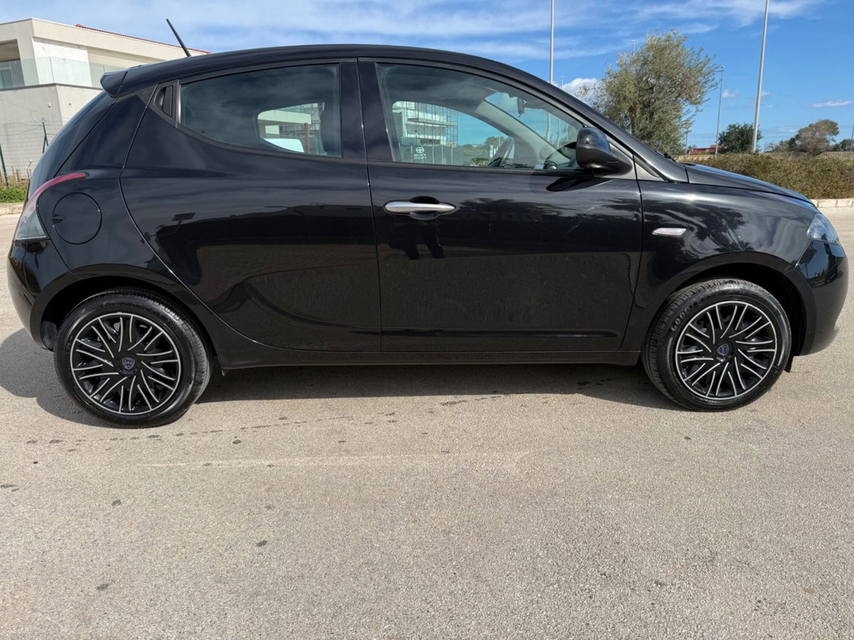 Lancia Ypsilon 1.0 FireFly 5 porte S&S Hybrid Ecochic Silver (2)