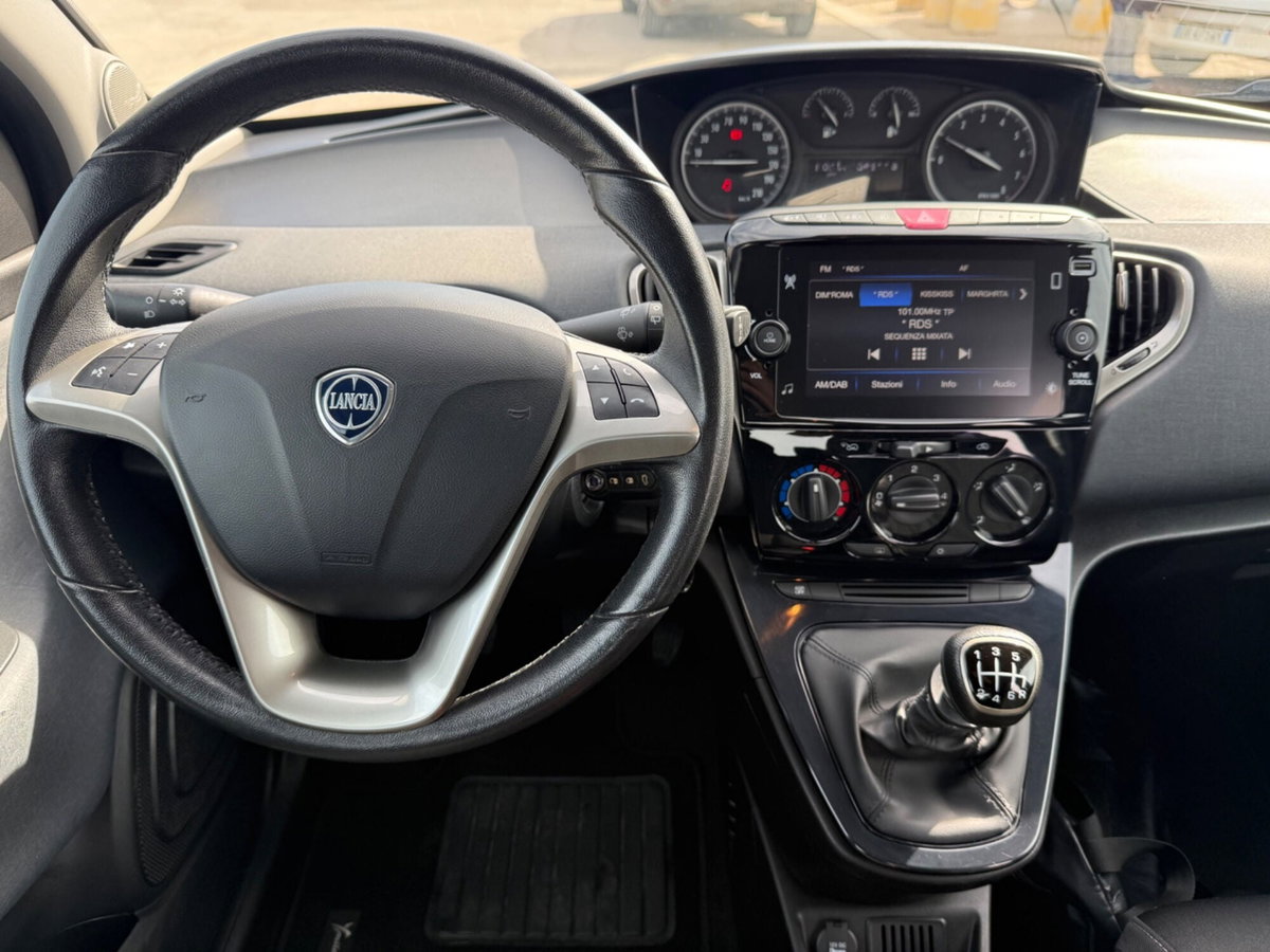 Lancia Ypsilon 1.0 FireFly 5 porte S&S Hybrid Ecochic Silver (4)