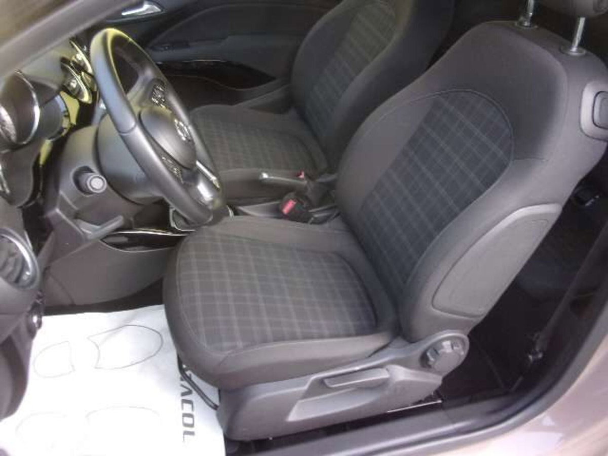 Opel Adam 1.2 70 CV Glam (9)