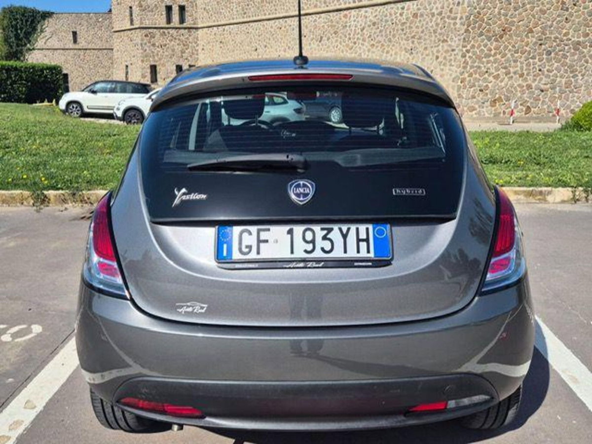 Lancia Ypsilon 1.0 FireFly 5 porte S&S Hybrid Ecochic Silver (2)