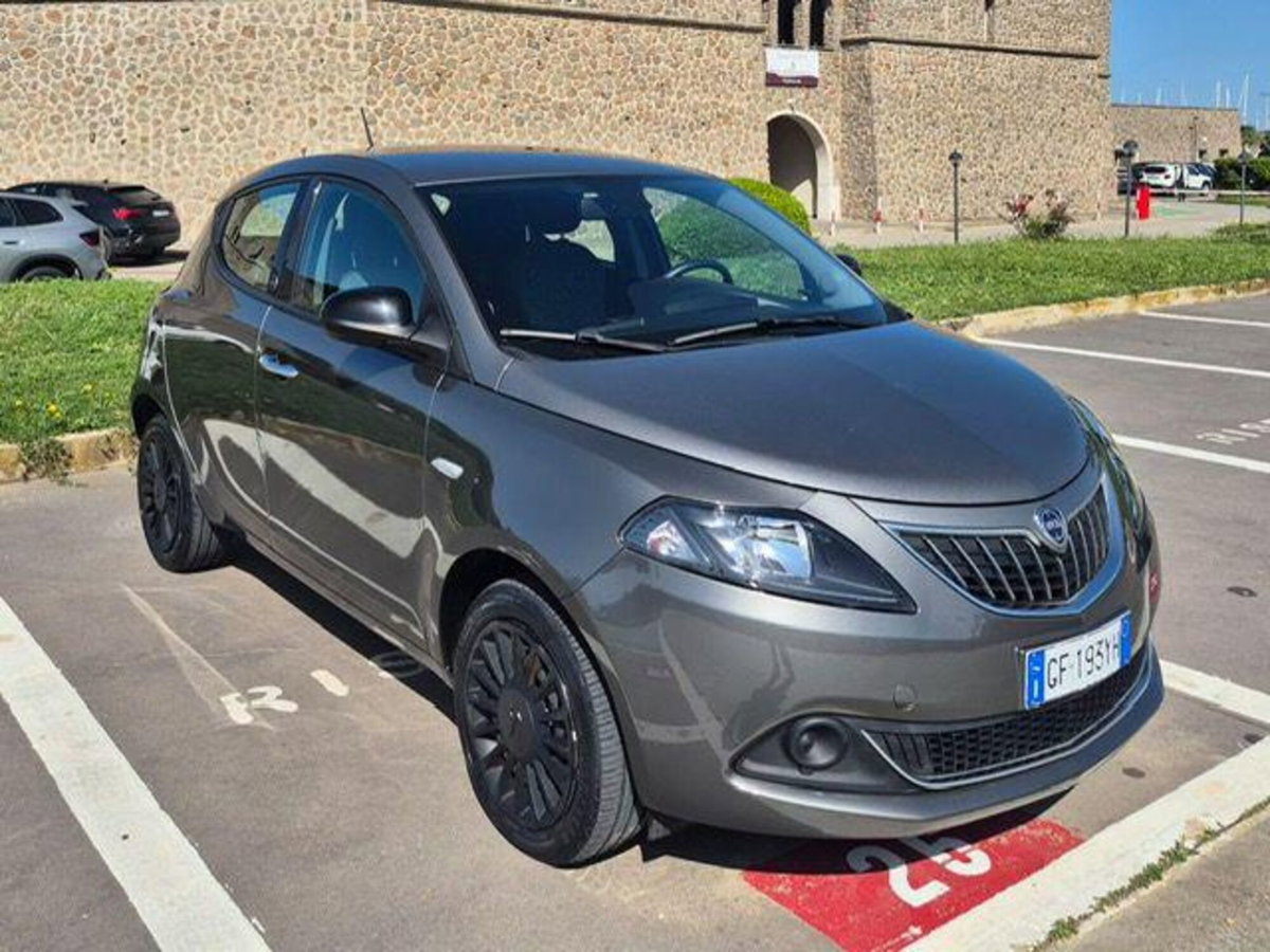 Lancia Ypsilon 1.0 FireFly 5 porte S&S Hybrid Ecochic Silver (4)