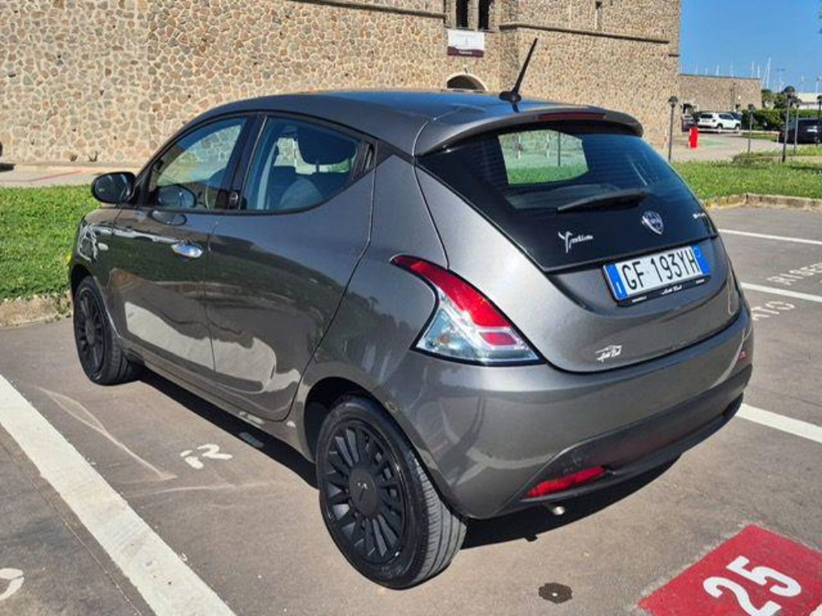 Lancia Ypsilon 1.0 FireFly 5 porte S&S Hybrid Ecochic Silver (5)