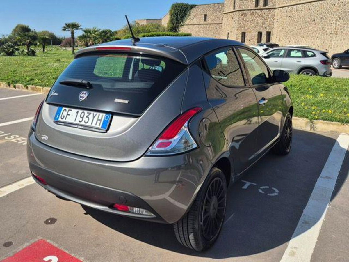 Lancia Ypsilon 1.0 FireFly 5 porte S&S Hybrid Ecochic Silver (6)