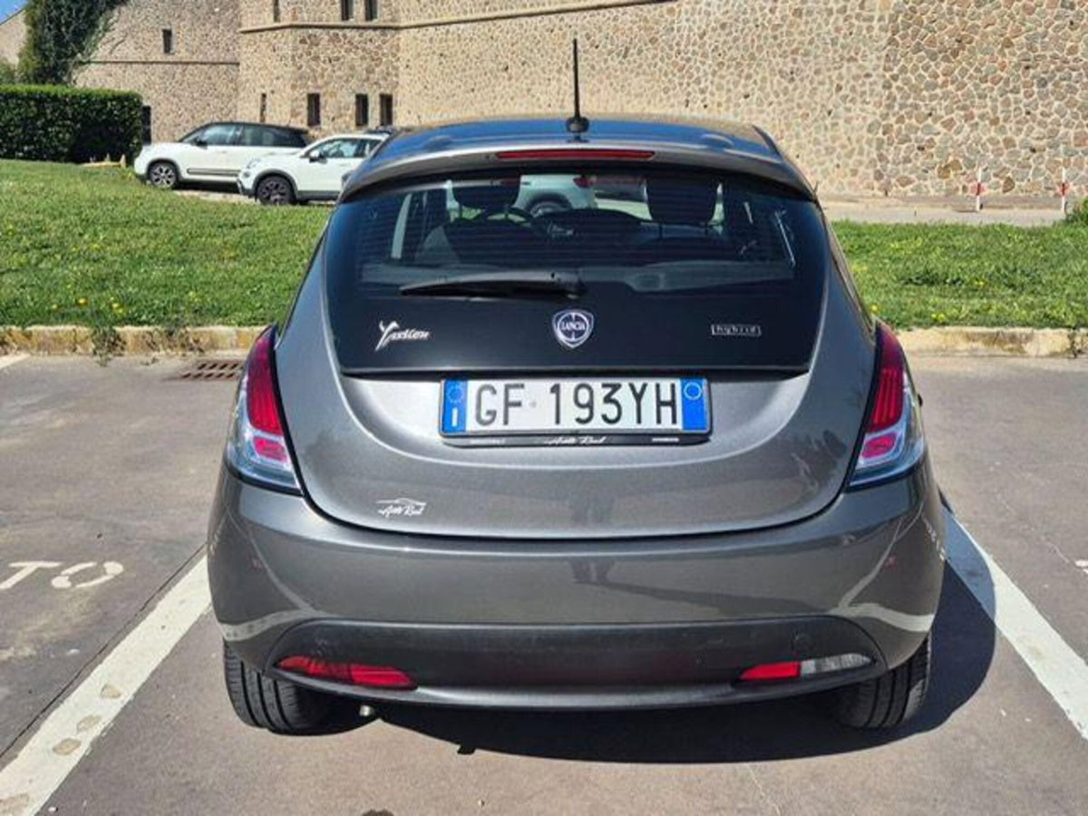 Lancia Ypsilon 1.0 FireFly 5 porte S&S Hybrid Ecochic Silver (7)