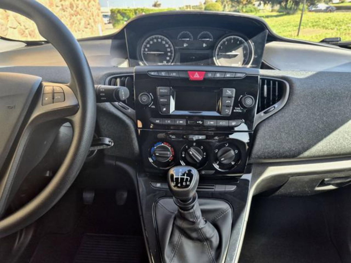 Lancia Ypsilon 1.0 FireFly 5 porte S&S Hybrid Ecochic Silver (9)