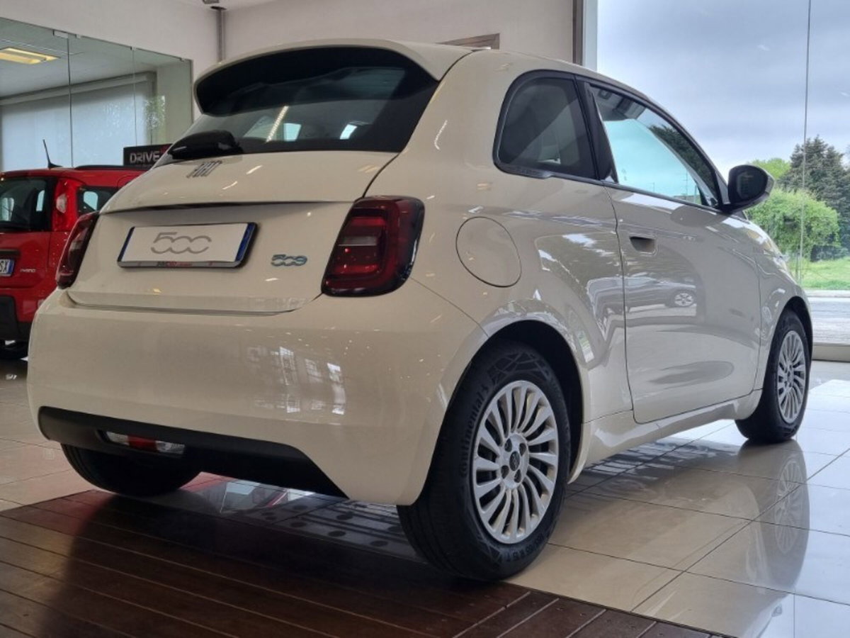 Fiat 500 Cabrio 23,8 kWh (Red) (7)