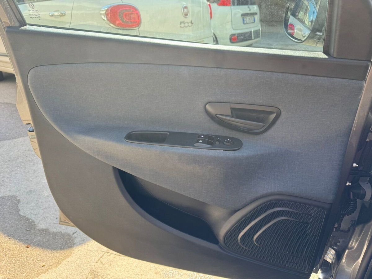 Lancia Ypsilon 1.0 FireFly 5 porte S&S Hybrid Alberta Ferretti (10)