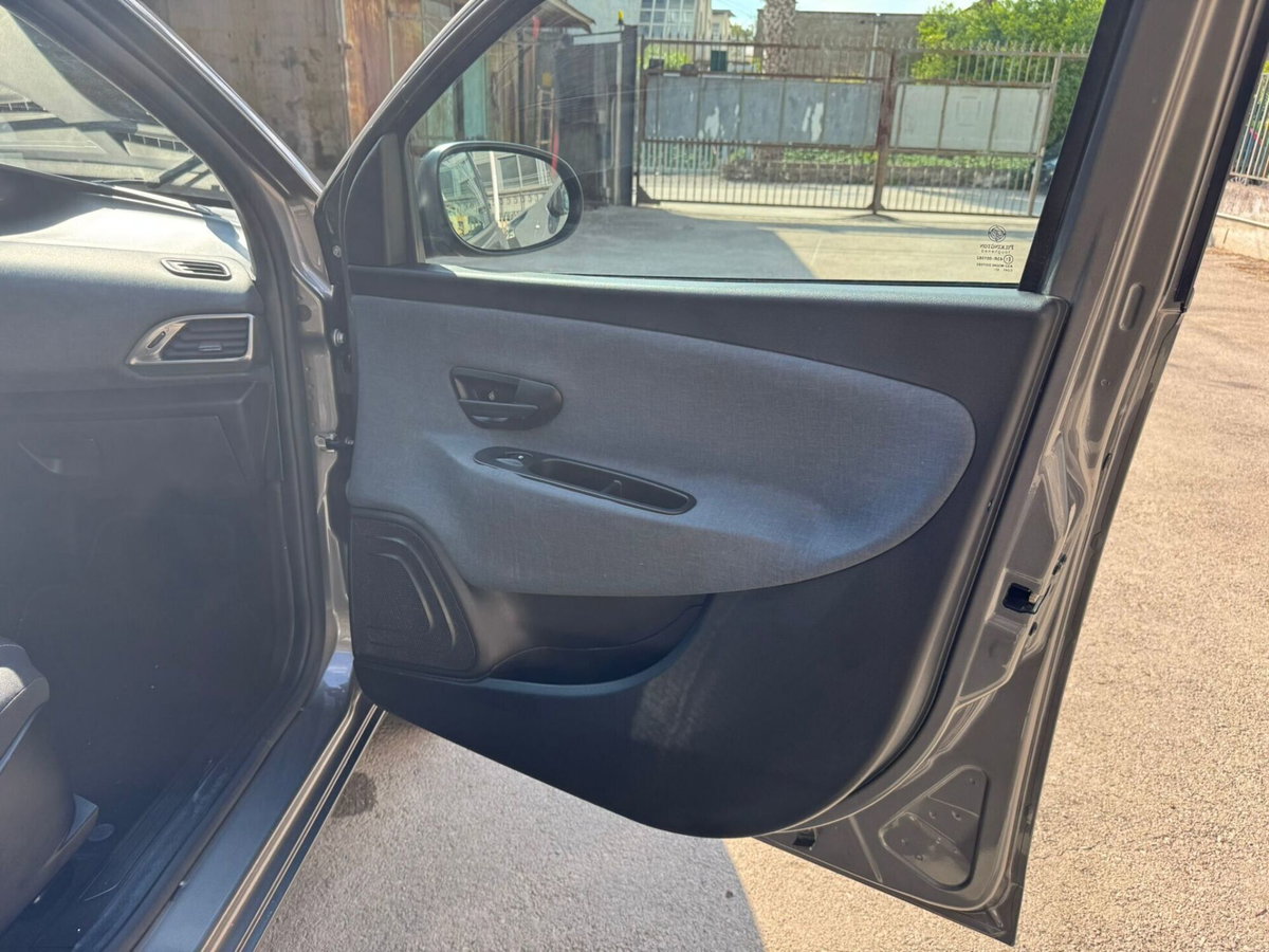 Lancia Ypsilon 1.0 FireFly 5 porte S&S Hybrid Alberta Ferretti (16)