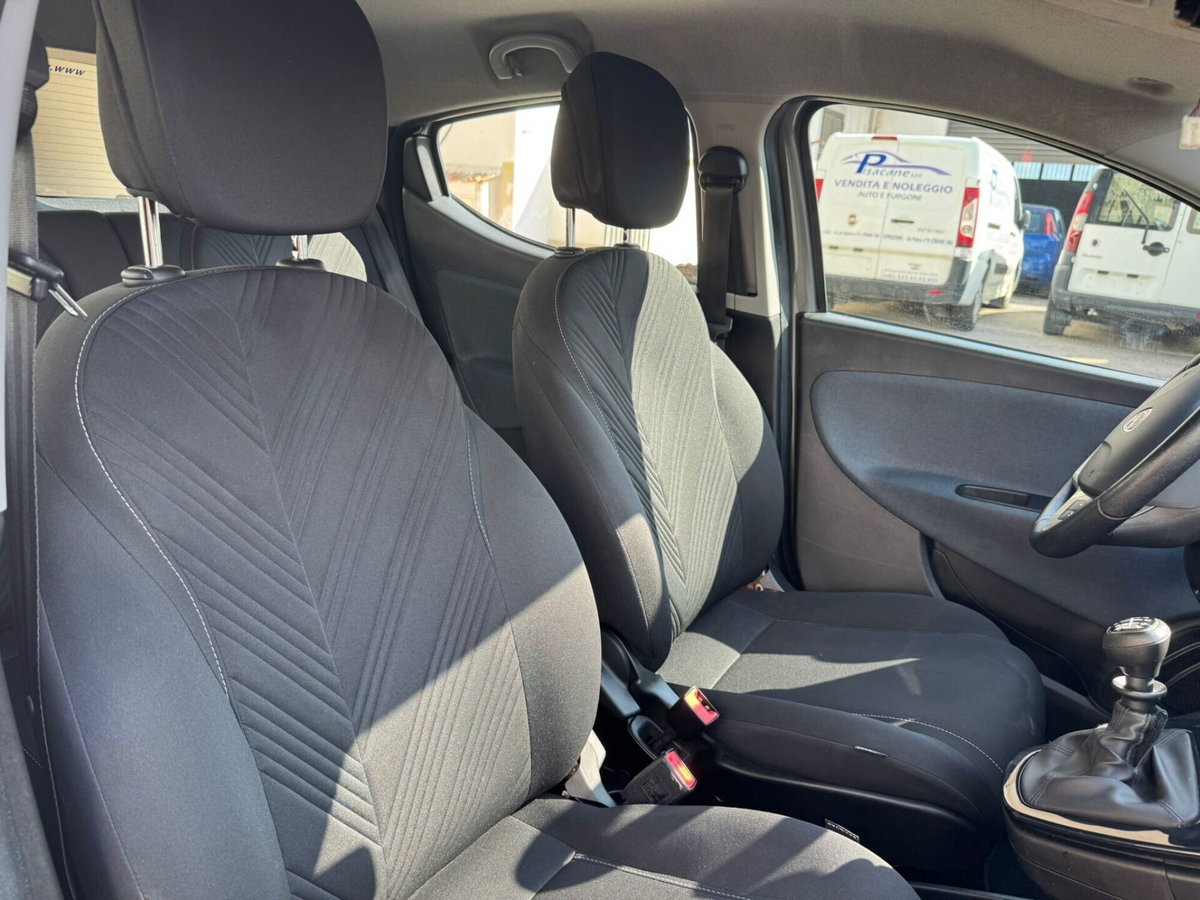 Lancia Ypsilon 1.0 FireFly 5 porte S&S Hybrid Alberta Ferretti (17)