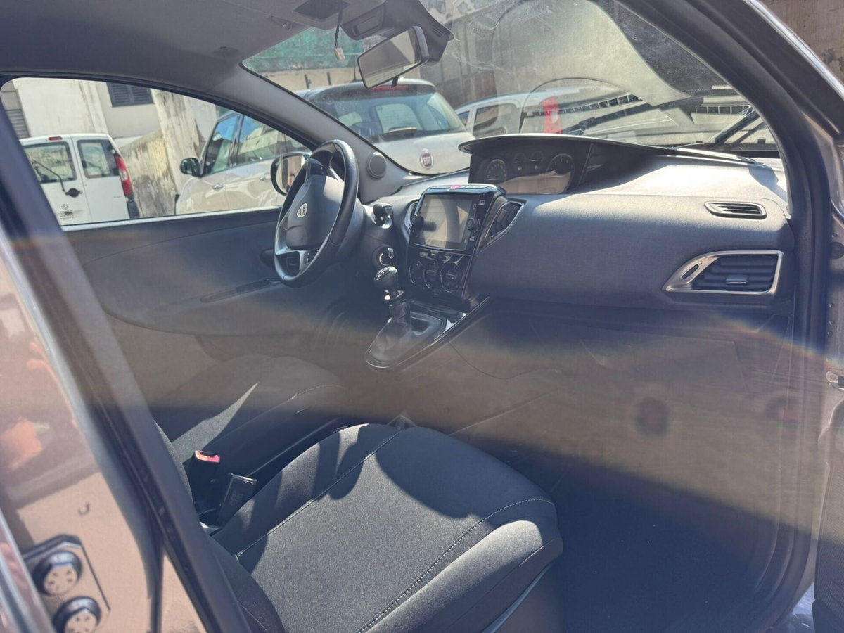 Lancia Ypsilon 1.0 FireFly 5 porte S&S Hybrid Alberta Ferretti (18)